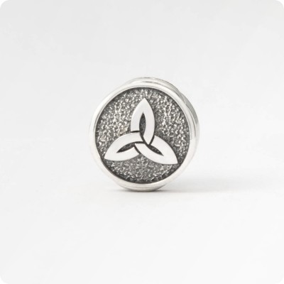 Шарм Трикветр из серебра