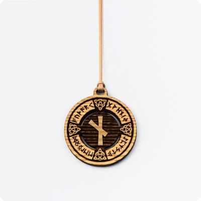 Руна Наутиз (Науд) в руническом круге из дерева (руна Нужды)