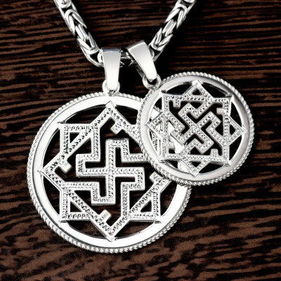 Оберег Валькирия из серебра в круге
