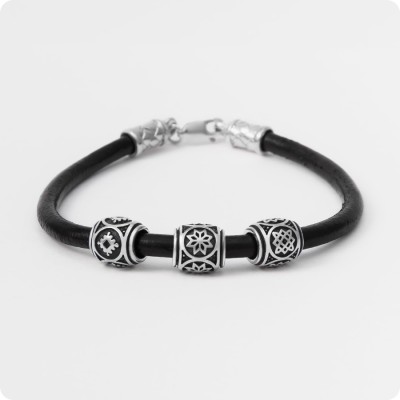 Кожаный браслет c тремя славянскими шармами (4мм)