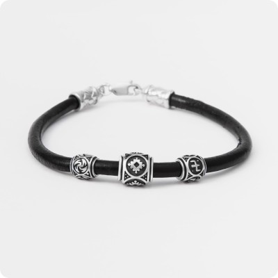 Кожаный браслет со славянскими шармами (4мм)
